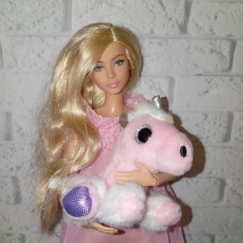 Именно её серьёзное лицо и породило персонаж. А за ней и всю историю с Несмеяной. Именно её серьёзное лицо и породило персонаж. А за ней и всю историю с Несмеяной.